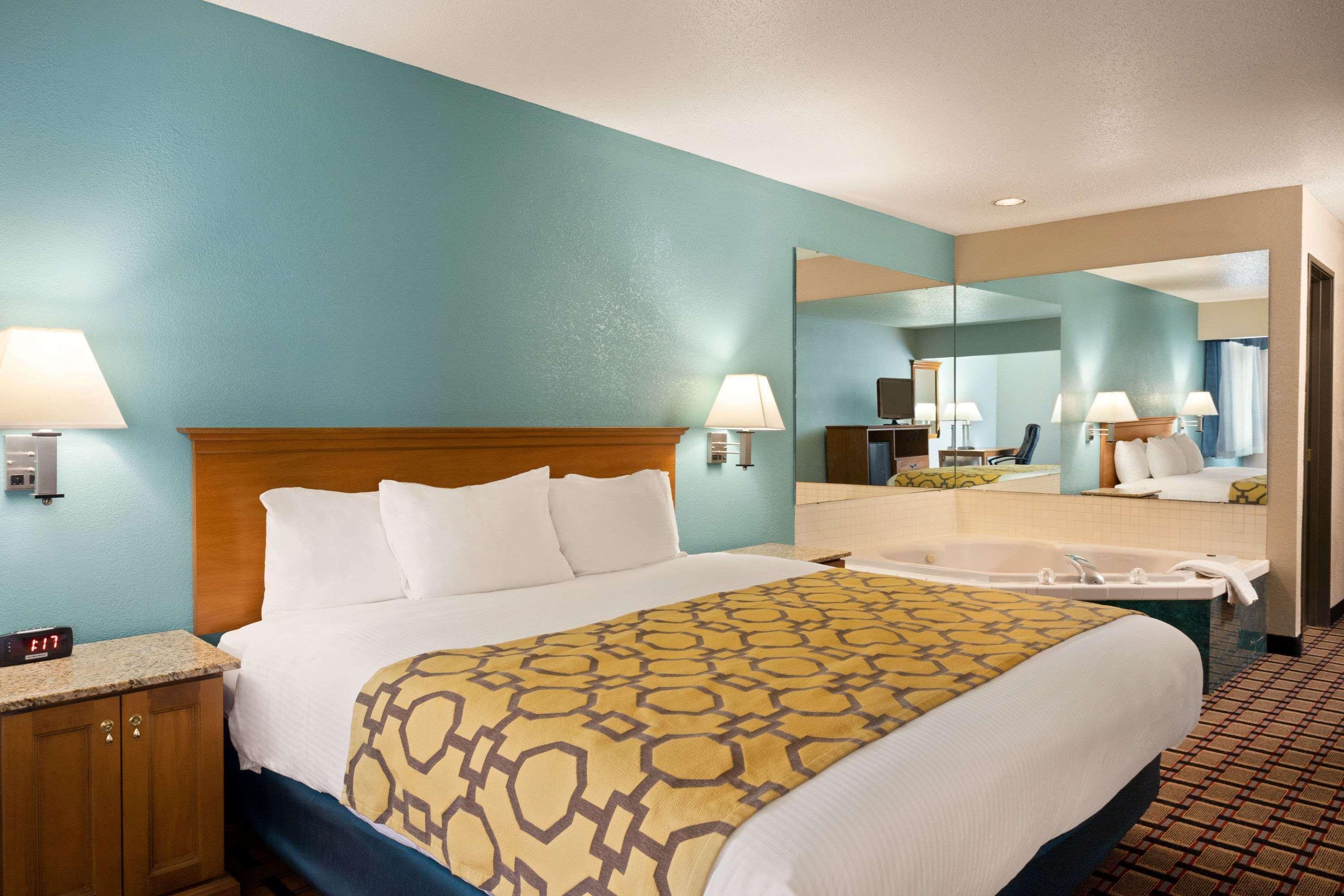 Baymont By Wyndham Warrenton Hotel Exterior photo