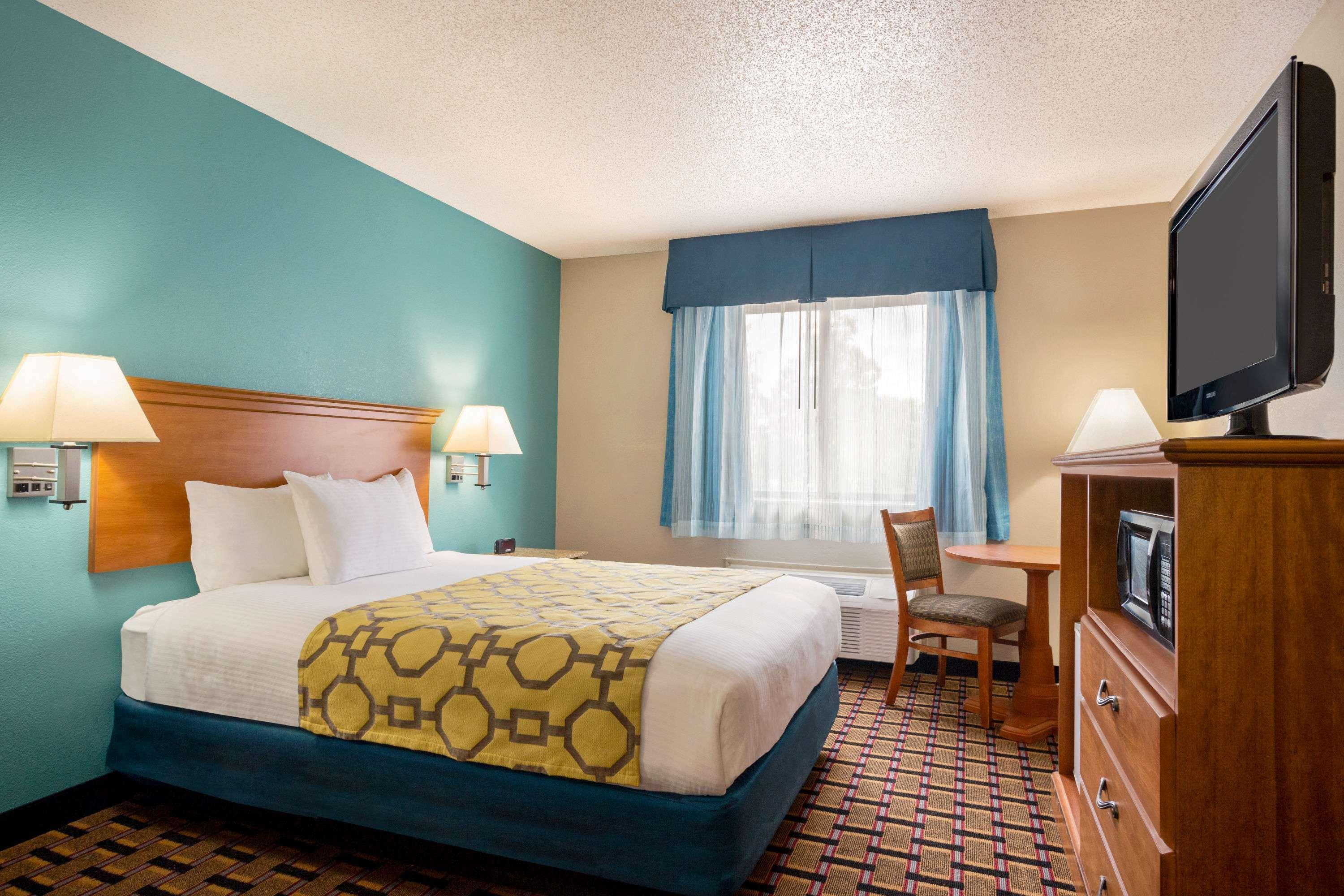 Baymont By Wyndham Warrenton Hotel Exterior photo