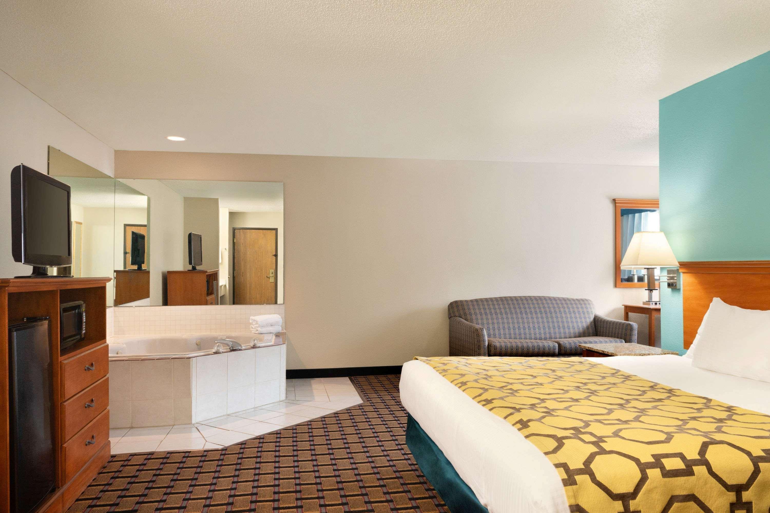 Baymont By Wyndham Warrenton Hotel Exterior photo