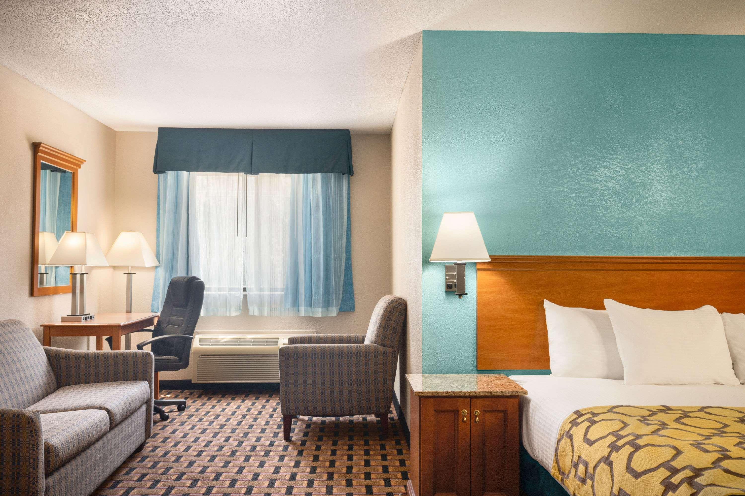 Baymont By Wyndham Warrenton Hotel Exterior photo