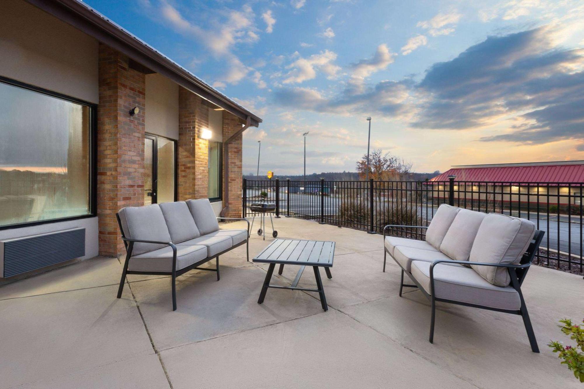 Baymont By Wyndham Warrenton Hotel Exterior photo