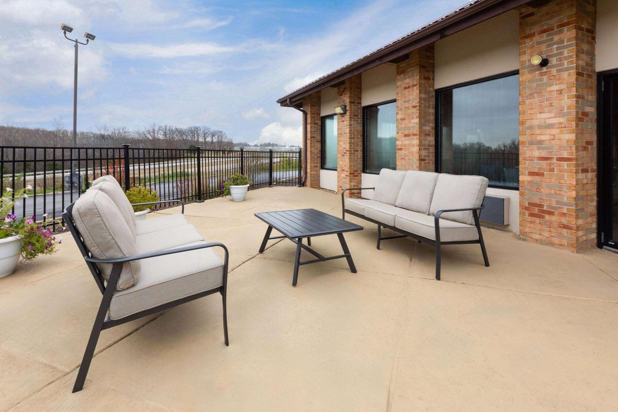Baymont By Wyndham Warrenton Hotel Exterior photo