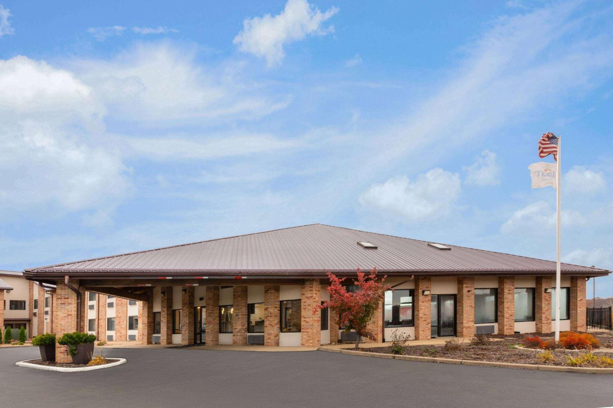 Baymont By Wyndham Warrenton Hotel Exterior photo