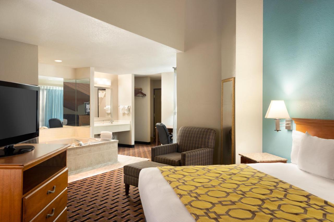 Baymont By Wyndham Warrenton Hotel Exterior photo