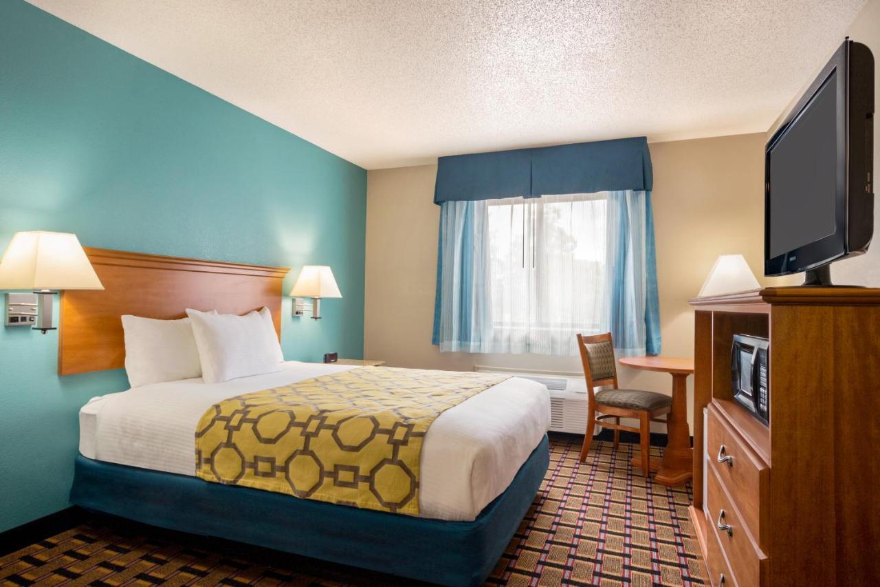 Baymont By Wyndham Warrenton Hotel Exterior photo