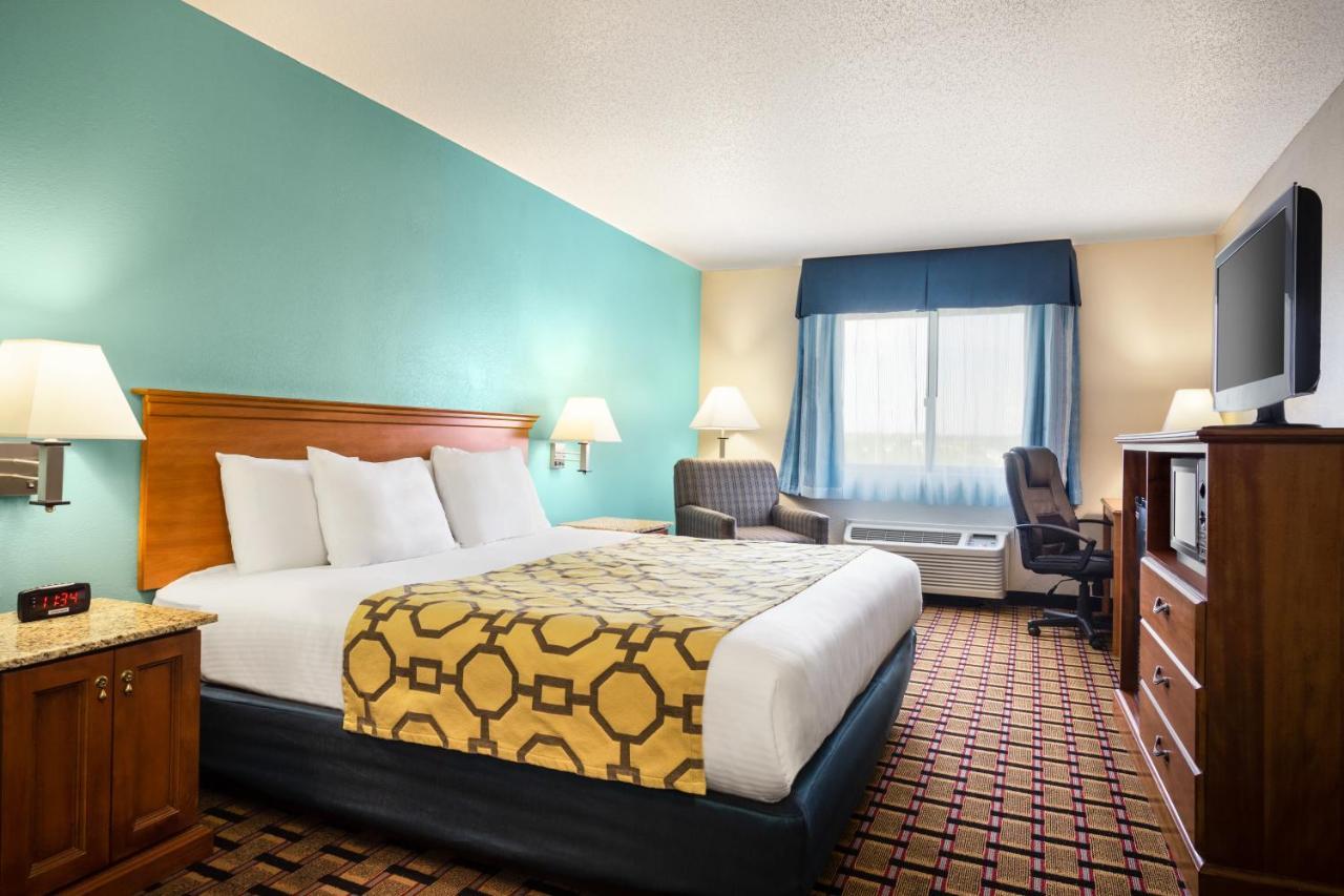 Baymont By Wyndham Warrenton Hotel Room photo