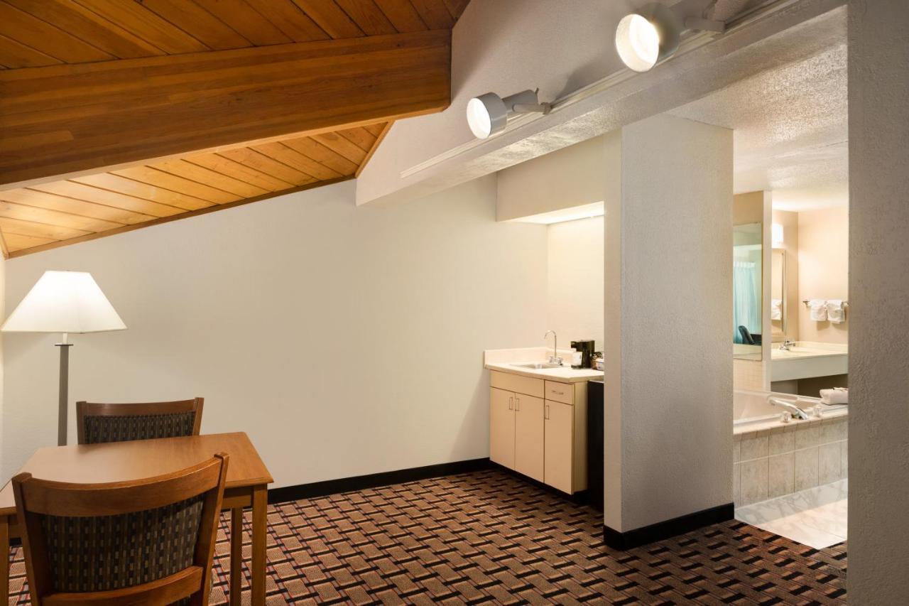Baymont By Wyndham Warrenton Hotel Exterior photo